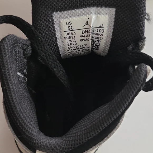 Jordan 1 Mid SE Toddler Black and White Sneakers - Picture 6 of 7